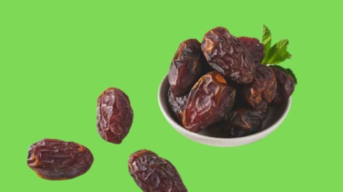 <strong>ખજૂર ખાવી:</strong> શિયાળાની ઋતુમાં ખજૂર ખાવાથી શરીરની અંદર શક્તિ વધે છે અને શરીર ગરમ રહે છે. ખજૂરની અંદર વિટામીન એ, વિટામીન બી, મેગ્નેશિયમ, પોટેશિયમ જેવા તત્વો પર્યાપ્ત માત્રામાં હોય છે. શિયાળામાં દરરોજ ખજૂર ખાવાથી શરીર ગરમ રહે છે અને શક્તિ મળે છે. તેમાં રહેલ ડાઈટરી ફાઈબર શરીરના પાચનને ઠીક કરે છે.