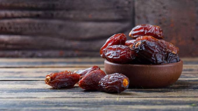 <strong>ખજૂર</strong><br>યુરિક એસિડ ઘટાડવા માટે પણ ખજૂર ખૂબ ફાયદાકારક છે. ખજૂરમાં પોષક તત્વો ભરપૂર માત્રામાં હોય છે અને પ્યુરિન ઓછા હોય છે. ખજૂરમાં આયર્ન, કોપર, વિટામિન બી6, પ્રોટીન, પોટેશિયમ અને મેગ્નેશિયમ જેવા આવશ્યક પોષક તત્વો હોય છે, જે બળતરાને દૂર કરે છે અને સંધિવાનું જોખમ ઘટાડે છે. (Photo: Freepik)