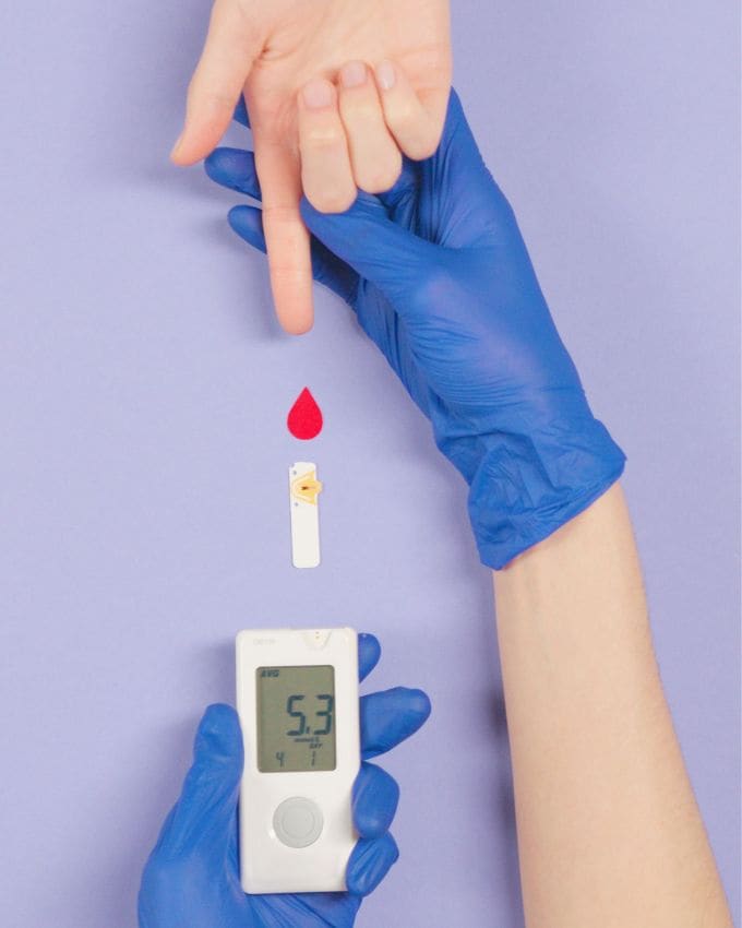 <strong>શું ધ્યાન રાખવું જરૂરી? </strong>જો કે, ડાયાબિટીસના દર્દીઓએ ધ્યાનમાં રાખવાની જરૂર છે કે કોકોનટ સુગર પણ સુગરનું એક સ્વરૂપ છે અને તેનું સેવન મધ્યમ માત્રામાં કરવું જોઈએ. જો કે તેના કેટલાક સ્વાસ્થ્ય લાભો હોઈ શકે છે, કોઈપણ ખાંડનું વધુ પડતું સેવન વજનમાં વધારો, સુગર સ્પાઇક્સ, દાંતમાં સડો અને અન્ય રોગોનું જોખમ વધારી શકે છે.