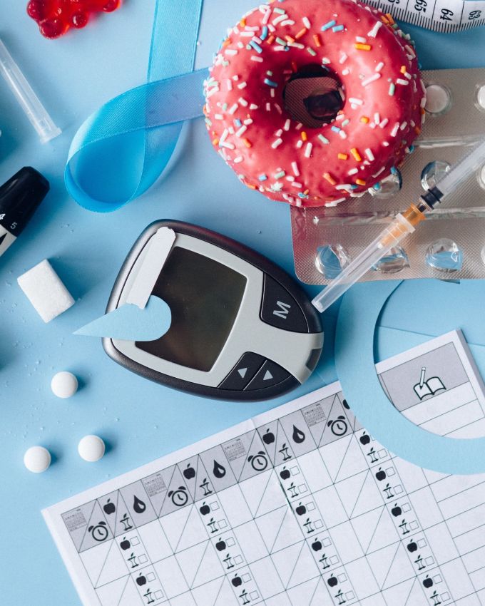 <strong>વાઈટ સુગર : </strong>વાઈટ સુગર સ્વાસ્થ્યની દુશ્મન માનવામાં આવે છે કારણ કે તેનાથી ટાઈપ-2 ડાયાબિટીસ, સ્થૂળતા અને અન્ય ઘણી બીમારીઓ થઈ શકે છે, પરંતુ શું તમે શું તમે કોકોનટ સુગરનો ઉપયોગ કરવા વિશે વિચાર્યું છે? તેમાં કોકોનટ પામ સુગર પણ હોય છે, જે દેખાવમાં બ્રાઉન હોય છે. અહીં જાણો કોકોનટ સુગરએ વાઈટ સુગર કરતાં શા માટે સારી છે?