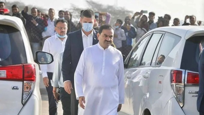 આ આરોપો બાદ બજાર ખુલતાની સાથે જ અદાણી ગ્રૂપની તમામ કંપનીઓના શેર 20 ટકા તૂટ્યા હતા. એશિયા અને ભારતના સૌથી ધનાઢ્ય વ્યક્તિઓમાંના એક ગૌતમ અદાણી માટે બે વર્ષમાં આ બીજો સૌથી મોટો ફટકો છે. અગાઉ વર્ષ 2023માં હિંડનબર્ગ રિપોર્ટ બાદ અદાણી ગ્રુપના શેર ખરાબ રીતે તૂટ્યા હતા. (Photo: Indian Express)