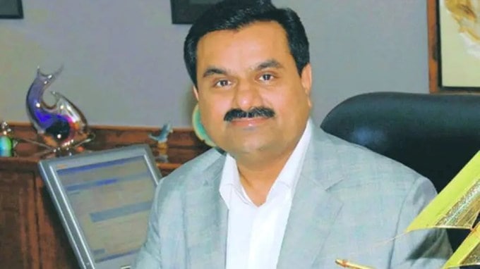 <strong>અદાણી સિમેન્ટ</strong><br>અદાણી એસીસી અને અંબુજા સિમેન્ટમાંથી પણ મોટી કમાણી કરે છે. ગૌતમ અદાણીના આ બિઝનેસની કમાન તેમના પુત્ર કરણ અદાણીના હાથમાં છે. (Photo: Indian Express)