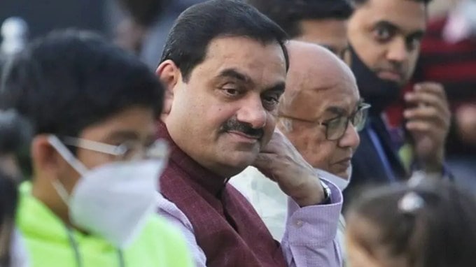 <strong>અદાણી વિલ્મર (Adani Wilmar)</strong><br>ગૌતમ અદાણી અદાણી વિલ્મર દ્વારા ઘણી કમાણી કરે છે. તેની સૌથી મોટી બ્રાન્ડ ફોર્ચ્યુન ઓઈલ છે. લોટ, કઠોળ, ચોખા, મેદો, સોજી, ચણાનો લોટ, સોયા ઉપરાંત, અદાણી વિલ્મરના ફોર્ચ્યુન બ્રાન્ડ નામ હેઠળ અન્ય ઘણા ખાદ્ય ઉત્પાદનો પણ વેચે છે. (Photo: Indian Express)