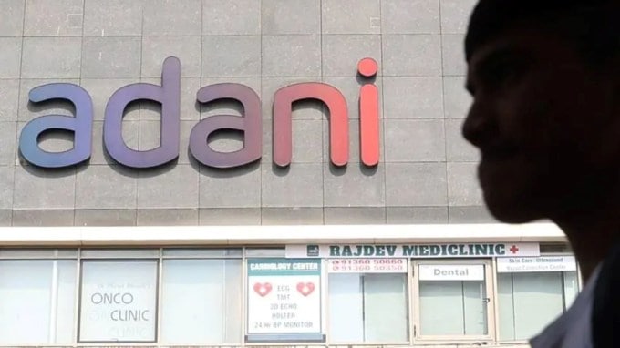 અદાણી ગ્રુપના ચેરમેન ગૌતમ અદાણી પર અમેરિકામાં લાંચ લેવાનો ગંભીર આરોપ લાગ્યો છે. યુએસ પ્રોસિક્યુટર્સે અદાણી, તેમના ભત્રીજા સાગર અદાણી અને અન્યો પર 2020 અને 2024 ની વચ્ચે સૌર ઉર્જાનો કોન્ટ્રાક્ટ મેળવવા માટે ભારતીય સરકારી અધિકારીઓને રૂ. 2,000 કરોડથી વધુની લાંચ આપવાનો આરોપ મૂક્યો છે. તેમણે આક્ષેપ કર્યો હતો કે આ બધું અમેરિકન બેંકો અને રોકાણકારોથી છુપાવવામાં આવ્યું હતું જેમની પાસેથી અદાણી ગ્રુપે આ પ્રોજેક્ટ માટે અબજો ડોલર એકઠા કર્યા હતા. (Photo: Indian Express)