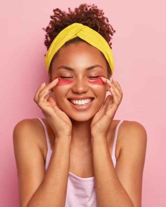 આ સિવાય ટેનિંગ ઘટાડવા માટે પણ ક્રીમનો ઉપયોગ કરવામાં આવે છે. જો તમારી સ્કિન ડ્રાય છે અને તમે તમારા ચહેરાની નિર્જીવતાથી પરેશાન છો, તો તમે  કેવી રીતે મલાઈને સ્કિનકેરનો ભાગ બનાવી શકાય છે. જો કે ક્રીમ સામાન્ય રીતે ચહેરા પર સાદી રીતે લગાવવામાં આવે છે, પરંતુ તેમાંથી વિવિધ ફેસ પેક પણ બનાવી શકાય છે. આ ફેસ પેક બનાવવા સરળ છે અને તે સ્કિનને ગ્લો આપે છે. 