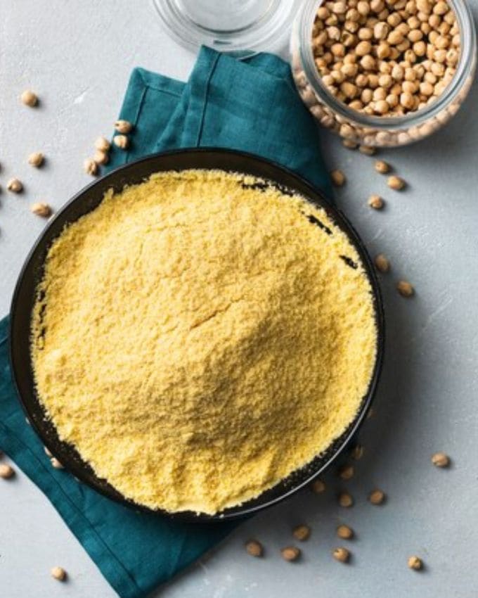 <strong>ક્રીમ અને ચણાનો લોટ  </strong>: આ ફેસ પેક બનાવવા માટે એક ચમચી મલાઈમાં એક ચમચી ચણાનો લોટ ઉમેરીને મિક્સ કરો. આ ફેસ પેકને ચહેરા પર 15 મિનિટ સુધી રાખી શકાય છે. જો ચણાના લોટ અને ક્રીમની પેસ્ટ ખૂબ જાડી હોય તો તેમાં હળવું દૂધ ઉમેરી શકાય. આ ફેસ પેક અઠવાડિયામાં એકવાર ચહેરા પર 20 મિનિટ સુધી લગાવી શકાય છે. ત્વચા પાર્લરની જેમ ગ્લો કરે છે. 