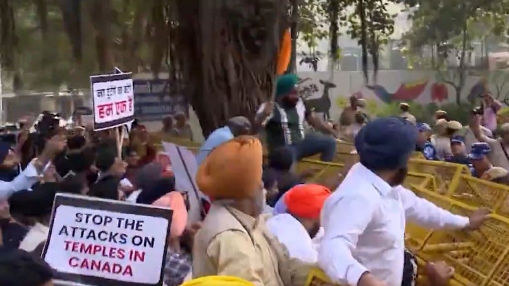 ‘મંદિરોનું અપમાન સહન નહીં કરીએ’ દિલ્હીમાં કેનેડા હાઈ કમિશનની બહાર હિન્દુ સંગઠનોનું જોરદાર પ્રદર્શન ‘મંદિરોનું અપમાન સહન નહીં કરીએ’ દિલ્હીમાં કેનેડા હાઈ કમિશનની બહાર હિન્દુ સંગઠનોનું જોરદાર પ્રદર્શન