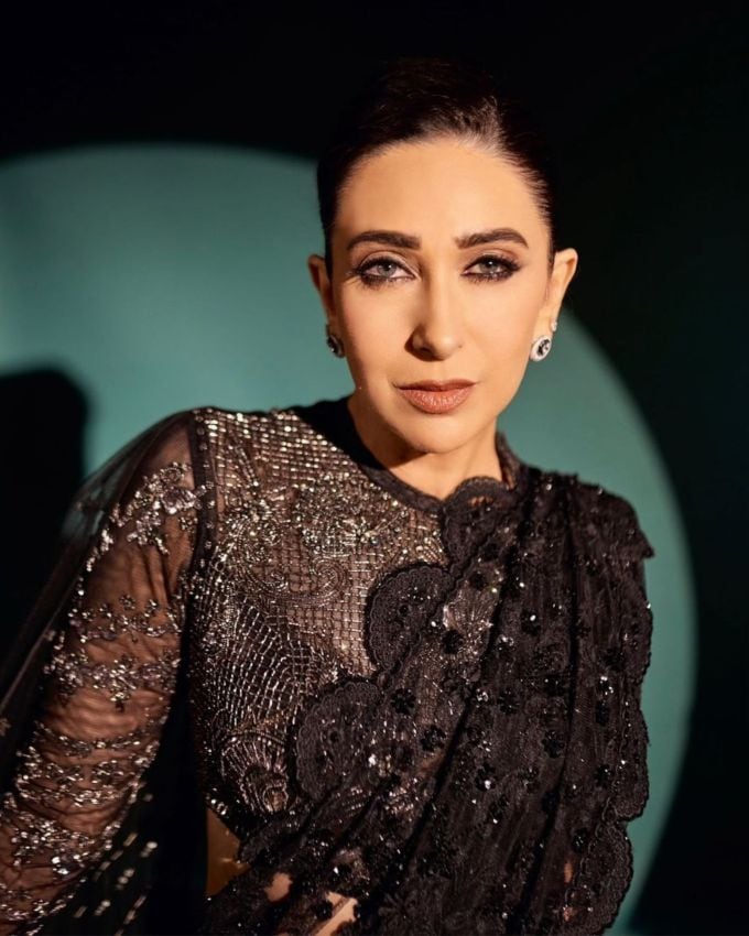 કરિશ્મા કપૂર (Karisma Kapoor) બોલીવુડ જાણીતી અભિનેત્રીમાંથી એક છે તે તેની એકટિંગ, ખુબસુરતી માટે જાણીતી છે, આ ઉપરાંત તે તેની ફેશન સ્ટાઇલ માટે એટલીજ જાણીતી છે. તે અવારનવાર સોશિયલ મીડિયા પર તેની યુનિક ફેશન સ્ટાઇલના ફોટોઝ શેર કરે છે. તાજતેરમાં એકટ્રેસે બ્લેક સાડીમાં જોવા મળી હતી જે ખુબજ અદભુત લુક છે.