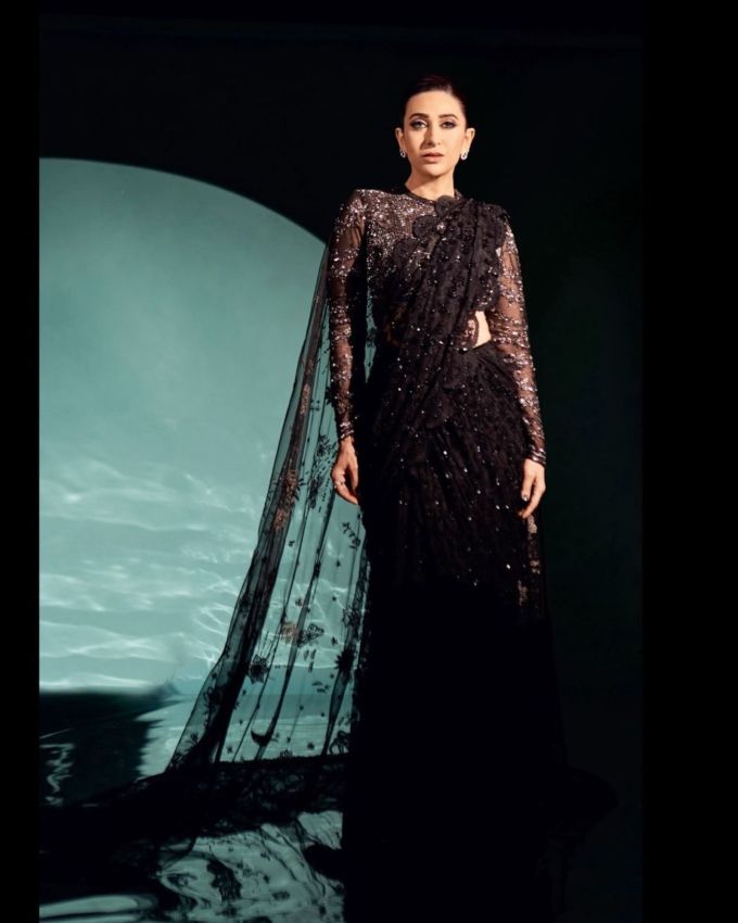 <strong>કરિશ્મા કપૂર સાડી ટયૂલ કેપ </strong>: આ ઉપરાંત સાડી સાથે આવતી ટ્યૂલ કેપ પણ ખાસ છે. કેપ પરની આ જટિલ સ્ટેરી ડિઝાઈન કરિશ્માની આભાને વધારે છે. કેપ સુંદર રીતે તેના આઉટફિટમાં મેજીકલ ટચ ઉમેરે છે, જે તેને એક ટાઇપની સાડી બનાવે છે જે એલિગન્ટ લુક ધરાવે છે.