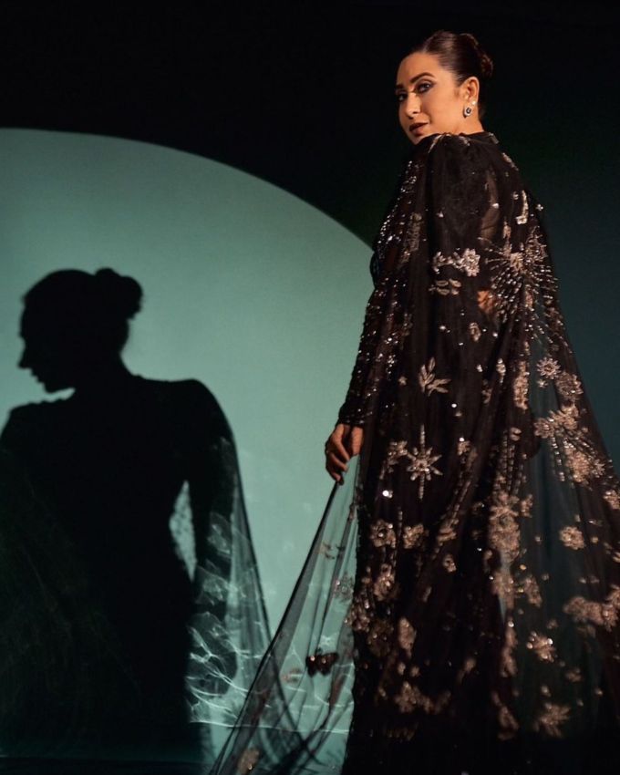 <strong>કરિશ્મા કપૂર મેકઅપ </strong>: કરિશ્મા કપૂરએ ચમકદાર આઇલાઇનર, મસ્કરાના સ્વાઇપ સાથે જવાનું નક્કી કર્યું છે. જેમાં બ્રાઉન લિપસ્ટિક, બ્લશ ગાલ સાથે લુક કંપ્લીટ કર્યો છે. કરિશ્મા કપૂરનો આ લુક વેડિંગ રિસેપ્શન માટે બેસ્ટ છે.