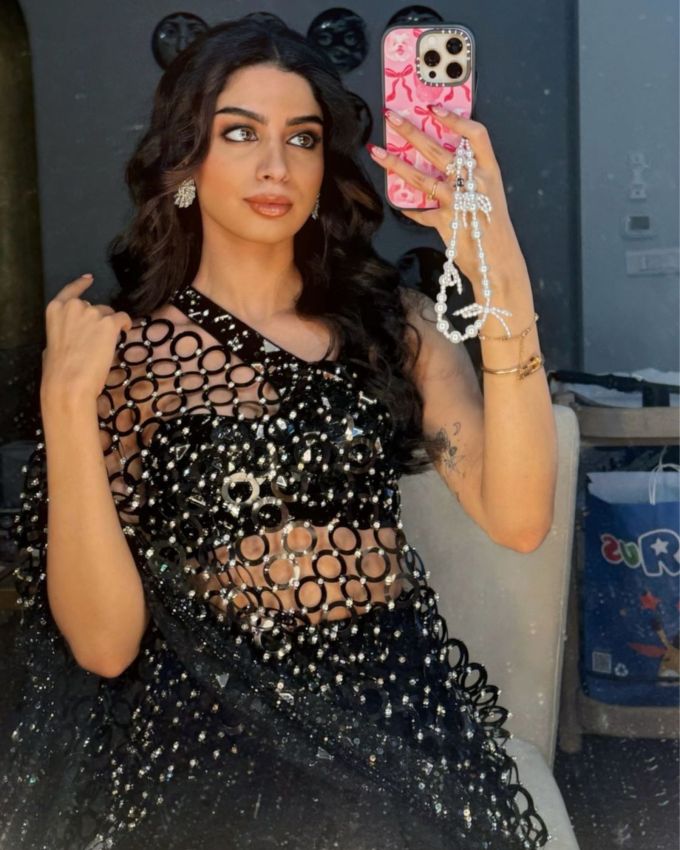 ખુશી કપૂર : ખુશી કપૂર (Khushi Kapoor) શ્રી દેવીની નાની પુત્રી છે જે જાન્હવી કપૂરની નાની બહેન છે, તાજતેરમાં 4 નવેમ્બરના રોજ તેણે પોતાનો બર્થ ડે સેલિબ્રેટ કર્યો હતો. યન્ગ આઇકને તેના ખાસ દિવસની ઉજવણી પજામા પાર્ટીથી કરી હતી ત્યારબાદ તેણે ફ્રેન્ડ્સ સાથે કેક કટિંગ કર્યું છે. જેના ફોટોઝ સોશિયલ મીડિયા પર શેર કર્યા છે તેણે સફેદ બોડીકોન ડ્રેસ પહેર્યો છે બધાની નજર તેના ડ્રેસ પર છે,