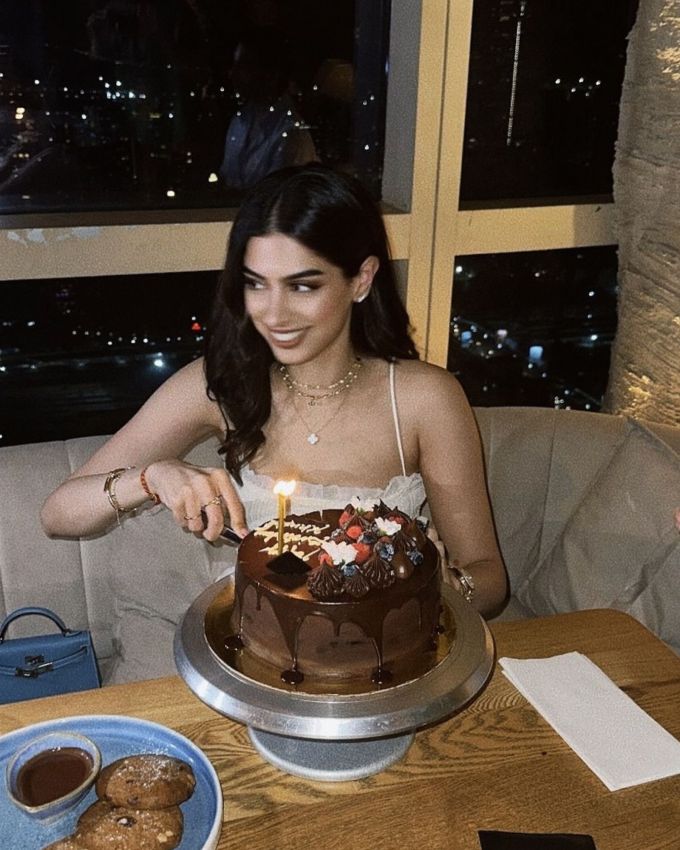 <strong>ખુશી કપૂર આઉટિફટ : </strong>ડ્રેસમાં એડજસ્ટેબલ સ્ટ્રેપ સાથે સુંદર નેકલાઇન દર્શાવવામાં આવી હતી જે ખુશી કપૂરને પરફેક્ટ ફીટ થાય છે. ડ્રેસના દરેક ઇંચમાં સ્મોલ ઈયરિંગ્સ દર્શાવવામાં આવી હતી જે તેના લુકને એલિંગટ ટચ આપે છે.ખુશી કપૂર આઉટિફટ : તેનો ડ્રેસ ની-લેન્થ સુધીનો છે. કમર પર ફિટ સિંચિંગ તેના ટર્નને વધારે છે.