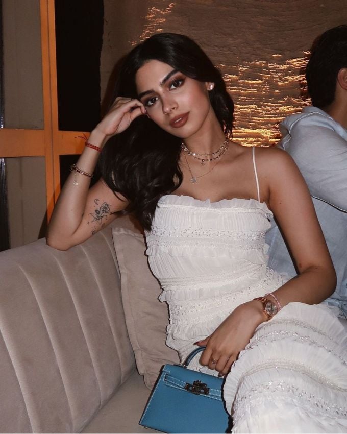 <strong>ખુશી કપૂર ફેશન : </strong>ખુશી હાથીદાંતનો ડ્રેસ પસંદ કર્યો છે જે ખુબજ ગ્લેમરસ ડ્રેસ છે. તેણે અલ્ટ્રા ગ્લેમ સ્પાર્કલ સિક્વિન પ્લીટ ફેબ્રિક અને હેવી સાટિનમાંથી બનાવામાં આવ્યું છે જે તેને પ્યોર એલિગન્ટ લુક આપે છે. તેના ડ્રેસનું ફેબ્રિક કમ્ફર્ટેબલ છે જેમાં ફોર્મ-ફ્લેટરિંગ સિલુએટ તેની ફ્રેમ સાથે કંપ્લીટ કર્યું છે.