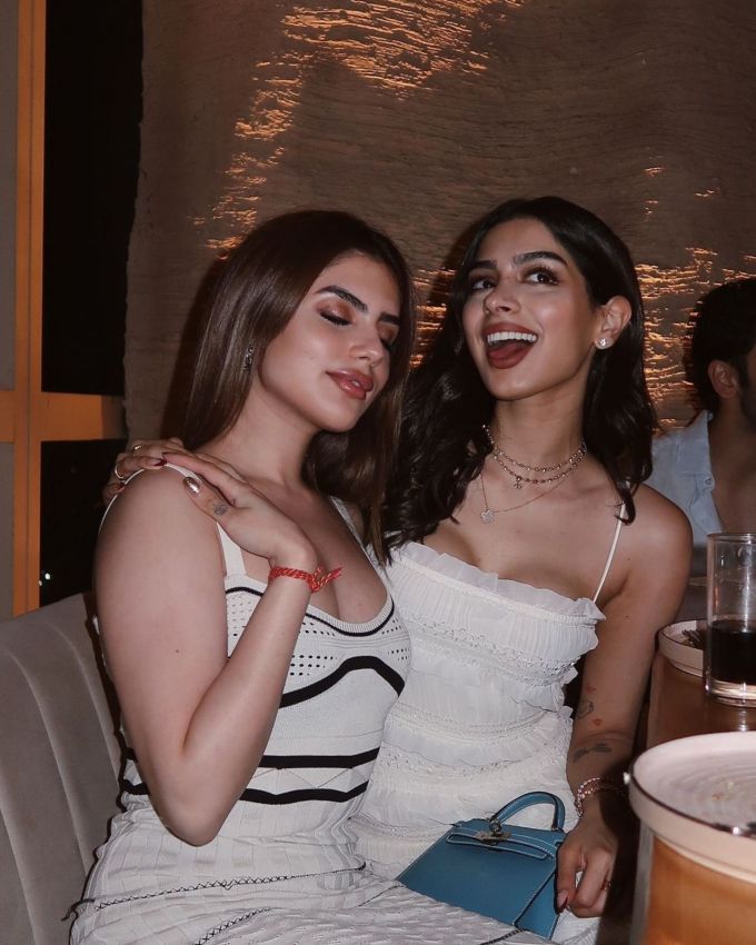 <strong>ખુશી કપૂર એક્સેસરીઝ : </strong><a href="https://gujarati.indianexpress.com/about/khushi-kapoor/" data-type="URL" data-id="https://gujarati.indianexpress.com/about/khushi-kapoor/">ખુશી કપૂર</a>ના એક્સેસરીઝની વાત કરીયે તો તેના લુકને ખુબજ ભવ્ય બનાવે છે. તેની સ્ટેક જવેલરીની પસંદ તેને અલ્ટીમેટ બર્થ ડે સેલિબ્રેશન લુકને કંપ્લીટ કરે છે. આ ઉપરાંત તેણે ગોલ્ડ ક્લેર ડી લ્યુન બ્રેસલેટ સાથે પેર કરીને અને ઓવલ શેપ્ડ વોચ સાથે લુકને સ્પાર્કલિંગ ટચ આપવાની ટ્રાય કરી છે.આ ઉપરાંત તેણે હર્મેસ કેલી બેગ સાથે તેનું પેર કરી છે.