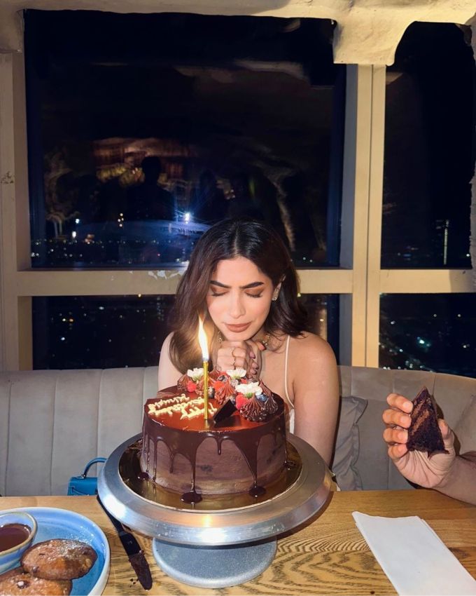 <strong>ખુશી કપૂર મેકઅપ અને હેરસ્ટાઇલ</strong> : ખુશી કપૂરના મેકઅપની વાત કરીયે તો તેણે ગાલ પર બ્લશ અને હાઇલાઇટરની ટચ આપી, વોર્મ બ્રાઉન લિપસ્ટિક અને સ્મોકી આઇ મેકઅપ સાથે લુક કંપ્લીટ કર્યો છે. હેર સ્ટાઇલની વાત કરીયે તો તેણે ઓપન હેર સ્ટાઇલ સાથે લુકને કંપ્લીટ કર્યો છે.