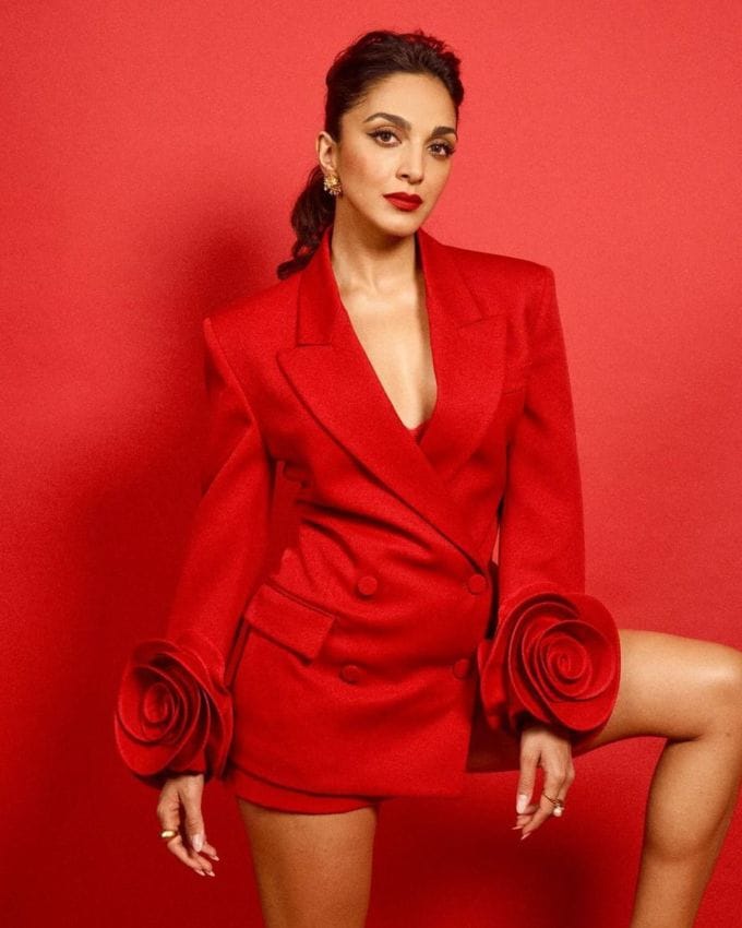 <strong>કિયારા અડવાની : </strong>કિયારા અડવાની બોલીવુડની જાણીતી એકટ્રેસ છે તે તેની હિટ ફિલ્મો માટે જાણીતી છે, એકટિંગ સિવાય તે પોતાની ફેશન સ્ટાઇલને લઈને પણ ફેન્સમાં ચર્ચામાં રહે છે. તાજતેરમાં એકટ્રેસએ રેડ કલર વેસ્ટર્ન આઉટફટિમાં પોતાના લુકના ફોટોઝ શેર કર્યા હતા.