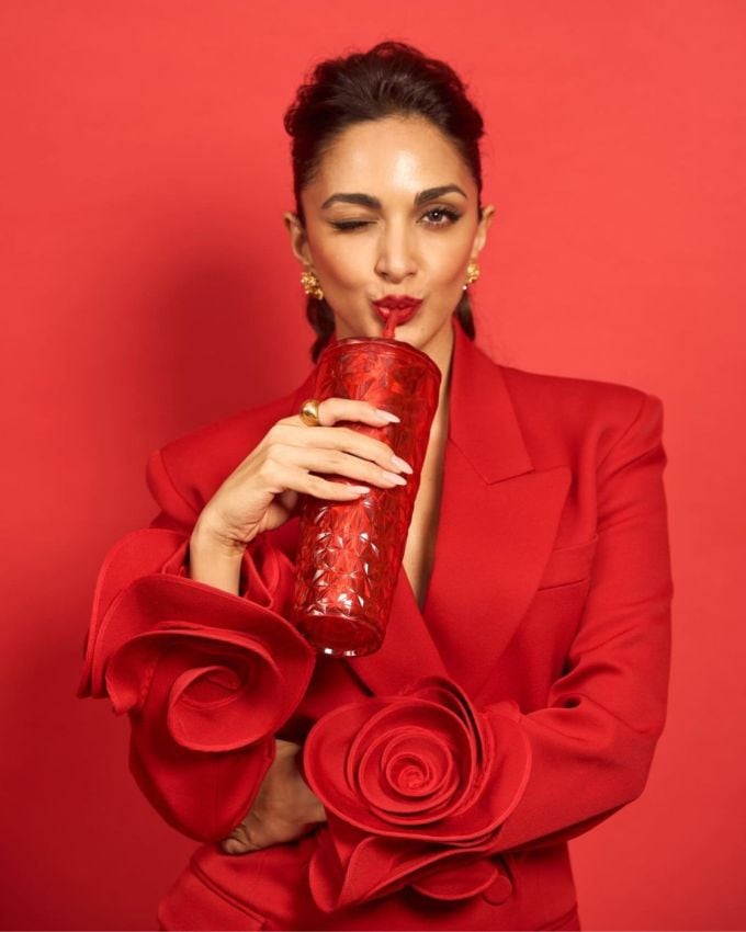 <strong>કિયારા અડવાની ફેશન :</strong> કિયારા અડવાનીએ રેડ કલર વેસ્ટર્ન આઉટફટિમાં રેડ કોટ અને રેડ શોર્ટ પહેર્યા છે, લોન્ગ સ્લીવના આ કોટમાં સ્લીવમાં 2 મોટા રેડ રોઝ  ફલાવર પેટર્ન જોવા મળે છે જે આઉટફિટમાં એલિંગટ ટચ આપે છે. કિયારાનો લુક તદ્દન સ્ટાઈલિશ છે.