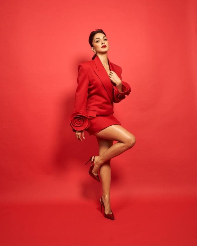 <strong>કિયારા અડવાની જલવેરી : </strong>કિયારા અડવાની સિમ્પલ પણ રોયલ લુકને ફૉલો કરવા જલવેરીમાં માત્ર સ્ટડ ગોલ્ડન કલર ઈયરિંગ્સ સાથે લુક કંપ્લીટ કર્યો છે. આ ઉપરાંત હાથમાં ગોલ્ડન કલર પ્લેઇન સાઇની રિંગ પહેરી છે. 