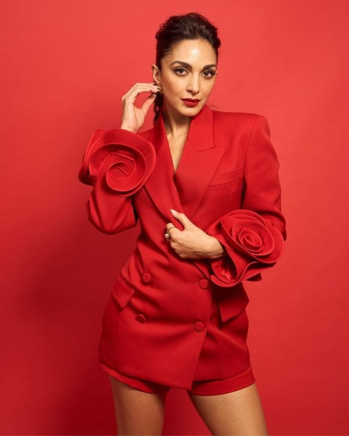 <strong>કિયારા અડવાની હેરસ્ટાઇલ</strong> : કિયારા અડવાનીએ વેસ્ટર્ન આઉટફિટ પર સ્ટાઈલિશ લુક માટે ખાસ હાફ પોનીટેઈલ પફ હેરસ્ટાઇલ કરી છે જે તેના લુકને યુનિક ટચ આપે છે.