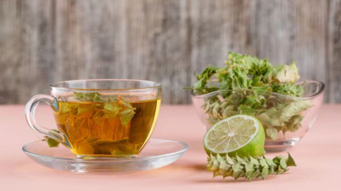 <strong>Lemon Tea : લેમન ટી</strong><br>શિયાળામાં લેમન ટીનું સેવન કરવાથી રોગપ્રતિકારક શક્તિ વધે છે અને બોડી ડિટોક્સ કરવામાં પણ મદદ કરે છે. લીંબુમાં હાજર વિટામિન સી શિયાળામાં ફ્લૂ અને વાયરલ ઇન્ફેક્શન સામે રક્ષણ આપવામાં મદદરૂપ છે. (Photo: Freepik)