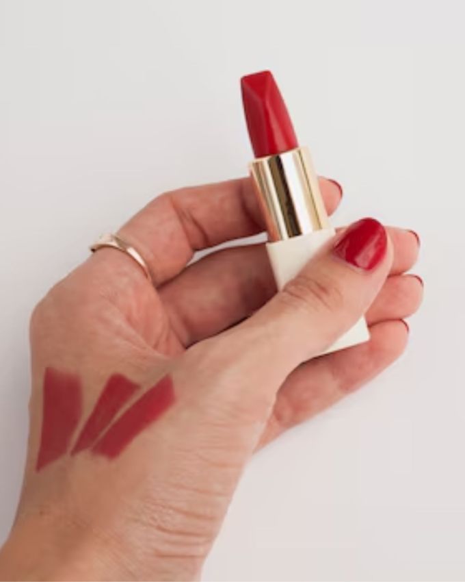 <strong>સ્કિન ટોન મુજબ લિપ્સ્ટિકની પસંદગી </strong>: દરેક વ્યક્તિનો સ્કિન ટોન અલગ-અલગ હોય છે, તેથી જરૂરી નથી કે જે લિપસ્ટિકનો શેડ કોઈ બીજા પર સારો લાગે તે તમારા માટે પણ યોગ્ય હોય, તેથી હંમેશા તમારી સ્કિન ટોન પ્રમાણે લિપસ્ટિકનો શેડ પસંદ કરો, જેથી તે તમારી સુંદરતામાં વધારવામાં મદદ કરી શકે છે.