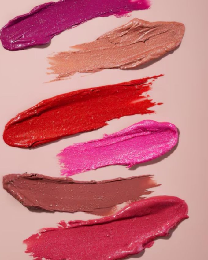 <strong>પ્રોપર લિપસ્ટિક પસંદ કરો :</strong> જો તમે સમજી શકતા નથી કે તમારી સ્કિન ટોન અનુસાર તમારા માટે યોગ્ય શેડ કયો હશે, તો તમે તમારી આંગળીઓના ટીપ્સના કલરના આધારે તમારા માટે યોગ્ય લિપસ્ટિક શેડ પસંદ કરી શકો છો.