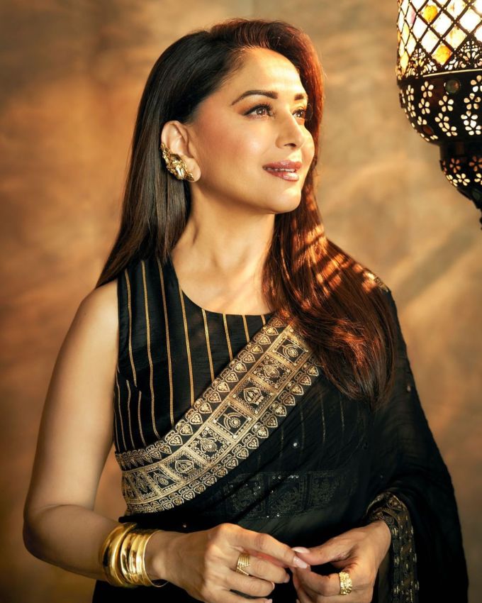 <strong>માધુરી દીક્ષિત :</strong> માધુરી દીક્ષિત (Madhuri Dixit) બોલીવુડની ધક ધક ગર્લ તરીકે જાણીતી છે તેણે ઘણી હિટ ફિલ્મો આપી છે, તેની એકટિંગ સિવાય એકટ્રેસ તેના ડાન્સ અને ફેશન સ્ટાઇલને લઈને પણ ચર્ચમાં રહે છે. એકટ્રેસ સોશિયલ મીડિયા પર ખુબજ એકટીવ રહે છે અને તેની યુનિક ફેશન સ્ટાઇલના ફોટોઝ એમાં શેર કરે છે. તાજતેરમાં એકટ્રેસ બ્લેક સાડીમાં જોવા મળી હતી જે અદભુત લુક છે.