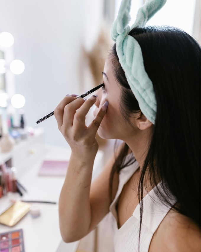 મેકઅપને લઈને દરેક વ્યક્તિનો પોતાનો અભિપ્રાય હોય છે, કેટલાક લોકો માને છે કે મેકઅપ ચહેરા માટે સારો નથી અને નેચલર ફેસ વ્યક્તિને સુંદર બનાવે છે, પરંતુ કેટલાક લોકો માને છે કે મેકઅપ કરવાથી કોઈ નુકસાન નથી કારણ કે તે તમારા ચહેરાની સુંદરતા વધારવામાં મદદ કરે છે.