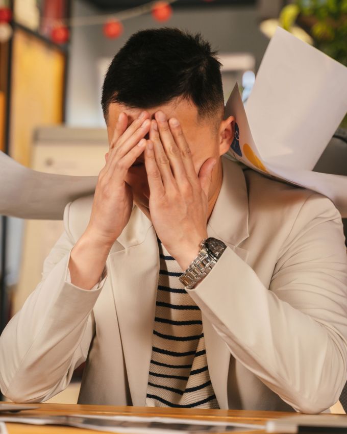 આ દિવસને પુરૂષોને સમર્પિત દિવસ કહેવામાં આવે છે અને આ દિવસ લોકોને પુરુષો સંબંધિત સમસ્યાઓ અને યોગદાન વિશે જાગૃત કરવા માટે ઉજવવામાં આવે છે. આ દિવસ દર વર્ષે અલગ થીમ સાથે ઉજવવામાં આવે છે. ઉદાહરણ તરીકે સ્ત્રીઓ રડીને તેમની સમસ્યાઓ અને લાગણીઓ વ્યક્ત કરે છે પરંતુ પુરુષો રડતા નથી પરંતુ પુરુષો પણ પીડા અનુભવે છે. અહીં મેન્સ ડે પર આપણે જાણીશું કે પુરુષો પોતાની છુપાયેલી લાગણીઓને કેવી રીતે શેર કરવી જોઈએ.