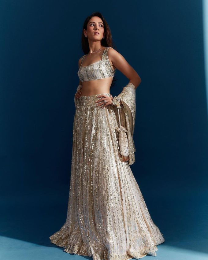 <strong>મીરા રાજપૂત ફેશન : </strong>મીરા રાજપૂતએ આ લુક માટે રોઝ ગોલ્ડ ડાયમન્ડ વન લેયર નેકલેસ અને મેચિંગ સ્ટડ ફ્લાવર ઈયરિંગ્સ સાથે લુક કંપ્લીટ કર્યો છે આ લુક રિસ્પેશનમાં ટ્રાય કરી શકાય.