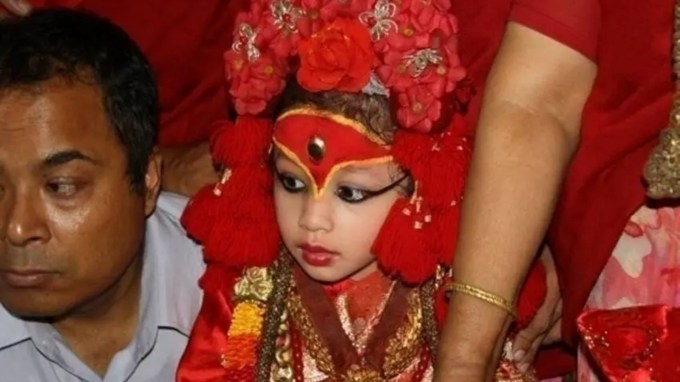 આ માટે બાળકીની જન્મ કુંડળી અને ગ્રહોની સ્થિતિ પણ જોવામાં આવે છે. નેપાળમાં આ બાળકીઓને અવિનાશીનો દરજ્જો આપવામાં આવ્યો છે. કુમારી દેવી બન્યા પછી છોકરીઓ કુમારી ઘરમાં રહે છે જ્યાં તેમની દરરોજ પૂજા કરવામાં આવે છે. (Photo: Kumari – Living Goddess of Nepal/FB)