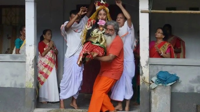 કુમારી દેવી અન્ય બાળકોની જેમ રમી શકતી નથી અને ઘરની બહાર પણ જઈ શકતી નથી. તેઓ ખાસ પ્રસંગોએ જ ઘરની બહાર નીકળે છે. આ સાથે તેમના પગ જમીનને સ્પર્શવા જોઈએ નહીં. તેમને પાલખીમાં ઘરની બહાર કાઢવામાં આવે છે. (Photo: Kumari – Living Goddess of Nepal/FB)