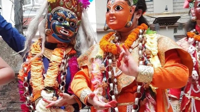 આ છોકરીઓને 3 વર્ષની ઉંમરથી પરિવારમાંથી દૂર કરવામાં આવે છે અને જ્યાં સુધી તેઓના માસિક ધર્મ શરૂ ના થાય ત્યાં સુધી કુમારી દેવીના પદ પર રહે છે. (Photo: Chanira Bajracharya/Insta)