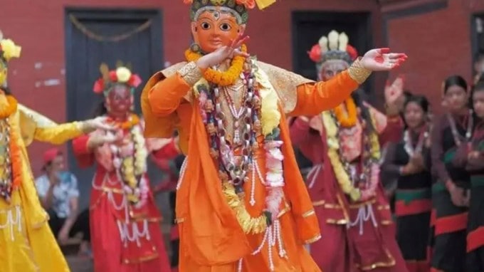 પસંદગી દરમિયાન છોકરીઓને અંધારાવાળી રૂમમાં લઈ જવામાં આવે છે જ્યાં તેમની સામે ભેંસનું કપાયેલું માથું મુકવામાં આવે છે. રાક્ષસના પોશાક પહેરેલા પુરુષો તેમની સામે નૃત્ય કરે છે. આ દ્રશ્ય ખૂબ જ ભયાનક છે. જે છોકરી આ દ્રશ્ય જોઈને વિચલિત થતી નથી અને નિર્ભયતાથી તેનો સામનો કરે છે તેને કુમારી દેવીનો દરજ્જો આપવામાં આવે છે. (Photo: Chanira Bajracharya/Insta)