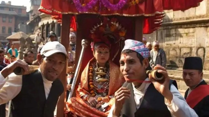 એવું માનવામાં આવે છે કે કુમારી દેવી પર દેવી તાલેજુ અથવા દુર્ગાનો પડછાયો છે. 2015માં નેપાળમાં જ્યારે ભૂકંપ આવ્યો ત્યારે બધુ નાશ પામ્યું હતું પરંતુ કુમારી દેવીના મંદિરને નુકસાન થયું ન હતું. (Photo: Chanira Bajracharya/Insta)