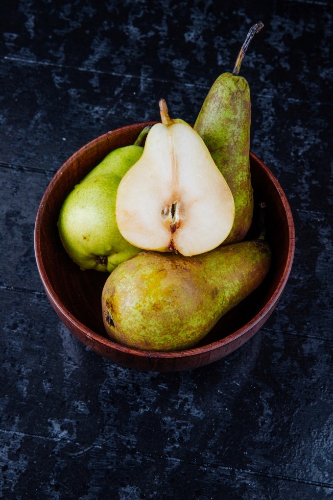 <strong>Pear : જમરુખ</strong><br>જમરુખ શિયાળામાં આવતું ફળ છે. આ સિઝનમાં તેનું ખૂબ સેવન કરવામાં આવે છે. જમરુખ એન્ટીઑકિસડન્ટ અને વિટામિન E અને C જેવા બળતરા વિરોધી ગુણોથી ભરપૂર છે, તે રોગપ્રતિકારક શક્તિને મજબૂત બનાવે છે અને ઘણી સમસ્યાઓથી પણ રાહત આપે છે. (Photo: Freepik)