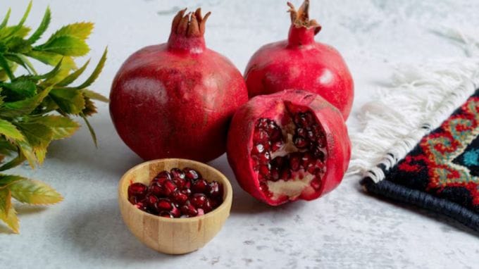 <strong>Pomegranate : દાડમ</strong><br>ઠંડીની સિઝનમાં દાડમ પણ વધારે વેચાય છે. તેનું સેવન કરવાથી શરીરમાં રક્ત પરિભ્રમણ સુધરે છે અને તે ઘણી સમસ્યાઓમાં પણ ફાયદાકારક છે. (Photo: Freepik)