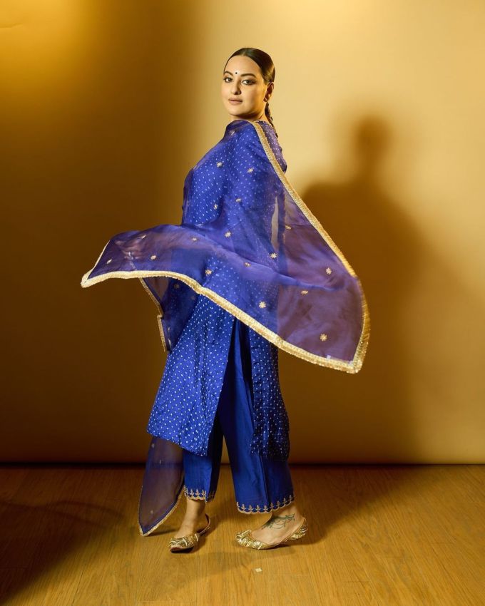 <strong>સોનાક્ષી સિંહા ફેશન :</strong>એકટ્રેસએ બાંધણી કુર્તાને રોયલ બ્લુ પેન્ટ સાથે પેર કરી છે.જેમાં લુઝ ફિટિંગ પગ અને હેમ પર સોનેરી ભરતકામ જોવા મળે છે, જે એલિગન્ટ લાગે છે. પગની એન્કલ લેન્થના પેન્ટ તેના કુર્તાને સુંદર રીતે પૂરક બનાવે છે.