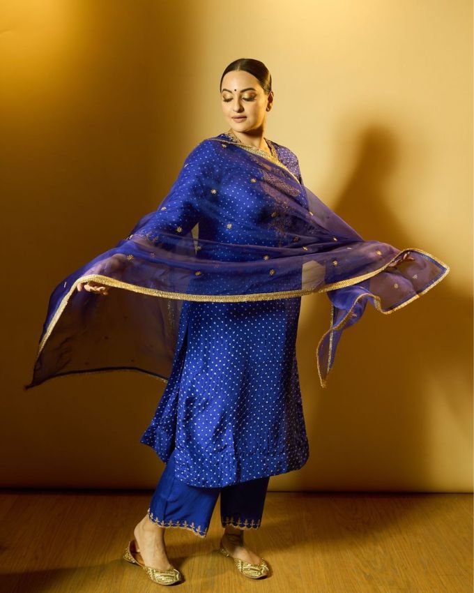 <strong>સોનાક્ષી સિંહા</strong> : સાચી સુંદરતા સાદગીમાં રહેલી છે અને <a href="https://gujarati.indianexpress.com/about/sonakshi-sinha/" data-type="URL" data-id="https://gujarati.indianexpress.com/about/sonakshi-sinha/">સોનાક્ષી સિંહા</a> (Sonakshi Sinha) તેનું પરફેક્ટ ઉદાહરણ છે. અભિનેત્રી એકટિંગ સિવાય તેની ફેશન સ્ટાઇલ માટે પણ જાણીતી છે. તે  હંમેશા ટ્રેડિશનલમાં યુનિક ટચ આપે છે જેના ફોટોઝ તે સોશિયલ મીડિયા પર શેર કરે છે. તાજેતરમાં એકટ્રેસએ દેશી પ્યોર બ્લ્યુ બાંધણી કુર્તા સેટ આઉટફિટમાં જોવા મળી છે, અહીં જુઓ