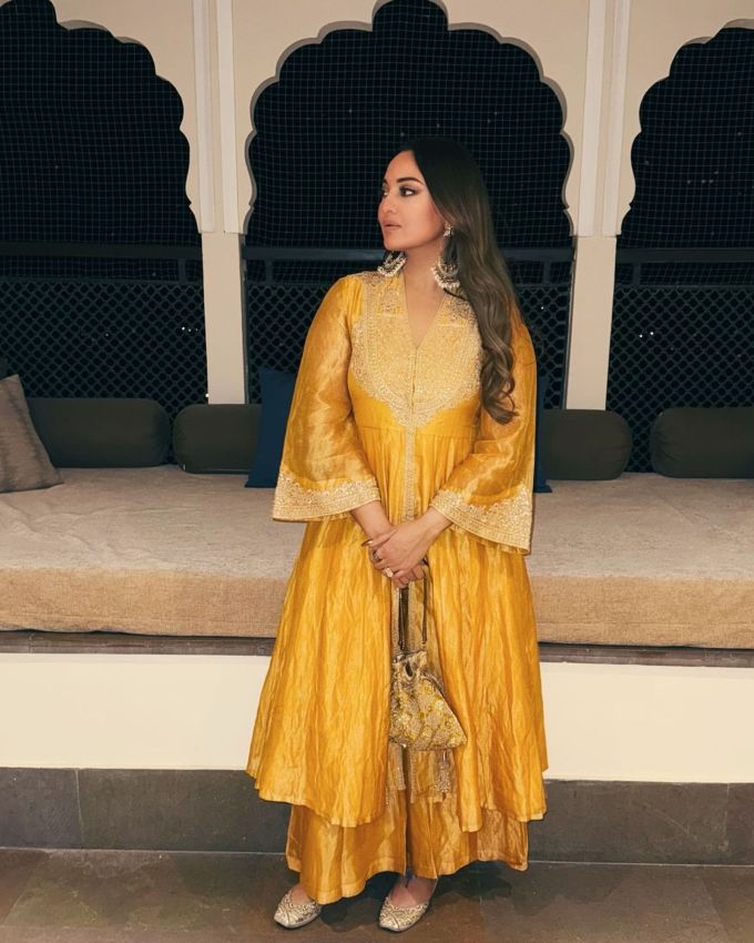 <strong>સોનાક્ષી સિંહા મેકઅપ </strong>: સોનાક્ષી સિંહા પરફેક્ટ વિંગ્સ વાળી આઇલાઇનર કરી છે. તેના આઉટફિટના બોલ્ડ લુકને પૂરક બનાવવા માટે, તેણે લાઈટ આઈશેડો, પરફેક્ટ આઈલાઈનર અને ન્યૂડ લિપસ્ટિક સાથે સોફ્ટ ગ્લેમ ઉમેરવાનું પસંદ કર્યું છે.