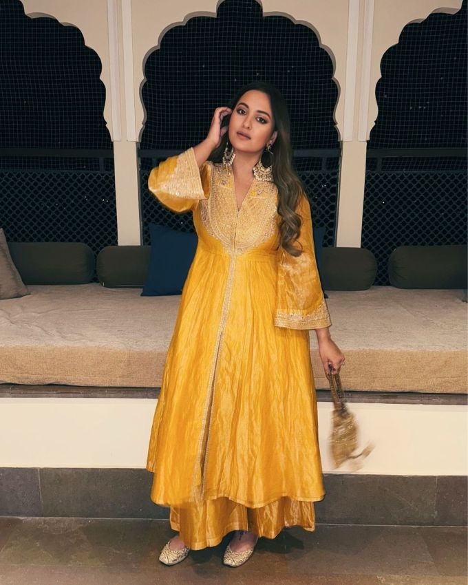 સોનાક્ષી સિંહા (Sonakshi Sinha) બોલીવુડની જાણીતી એકટ્રેસ છે. તે તેની હિટ ફિલ્મો ઉપરાંત તેની ફેશન સ્ટાઇલને લઈને પણ ચર્ચામાં રહે છે. હવે તહેવારોની સીઝન પૂરી થઈ ગઈ હશે, પરંતુ અભિનેત્રીએ ટ્રેડિશનલ આઉટફિટમાં તેના અદભૂત ફોટા સાથે વાઈબ્સને જીવંત રાખ્યા છે.