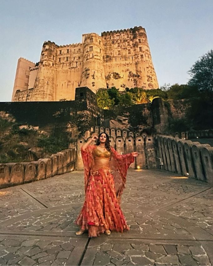 <strong>સોનાક્ષી સિંહા આઉટફિટ :</strong> સોનાક્ષી સિંહાએ તાજેતરમાં તેના ઇન્સ્ટાગ્રામ પર થ્રિ પીસ આઉટફિટ અને પીળા આઉટફિટમાં રાજસ્થાનની સુંદરતાની પ્રશંસા કરતી તેની તસવીર શેર કરી હતી. થ્રી-પીસ આઉટફિટ એ રિમ્પલ અને હરપ્રીત લહેંગાનો સેટ છે જે કફ્તાન શ્રગ સાથે જોડાયેલ છે, બ્લાઉઝમાં ઓરેન્જ, ગ્રીન અને લાલ રંગમાં મલ્ટી-કલર વર્ક સાથે સ્વીટહાર્ટ નેકલાઇન દર્શાવવામાં આવી હતી.