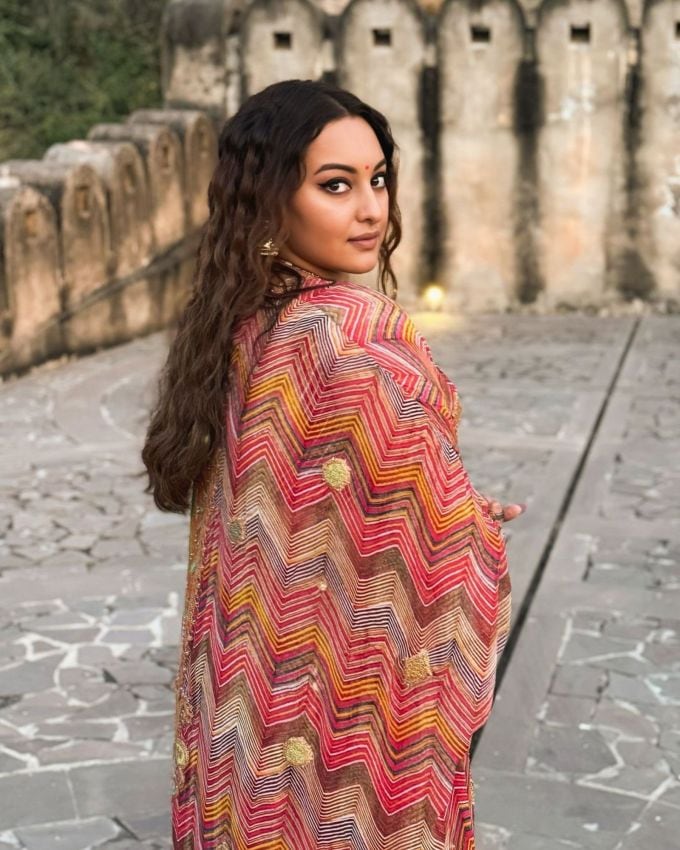 તાજેતરમાં <a href="https://gujarati.indianexpress.com/about/sonakshi-sinha/" data-type="URL" data-id="https://gujarati.indianexpress.com/about/sonakshi-sinha/">સોનાક્ષી સિંહા</a>એ તેની ઇનર રાજસ્થાની રાજકુમારીના વાઈબ્સ આપ્યા છે, તેણે અદભૂત ટ્રેડિશનલ આઉટફિટમાં ફેન્સને ખુશ કરી દીધા છે.