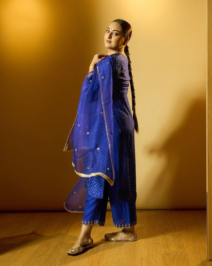 <strong>સોનાક્ષી સિંહા મેકઅપ : </strong>સોનાક્ષી સિંહાના મેકઅપની વાત કરીયે તો આ લુક ફ્લોલેસ અને સ્ટનિંગ છે.  તેના ટ્રેડિશનલ લુકને બોલ્ડ વિંગ્સ વાળી આઇલાઇનર સાથે પરફેક્ટ બનાવ્યું છે જે તેની આંખો તરફ ધ્યાન દોર્યું છે. સ્પાર્કલિંગ આઈશેડો અને કાજલની ટચ તેના લુકને અદભુત બનાવે છે. ગાલ માટે બ્લશ અને ન્યૂડ લિપસ્ટિકના પરફેક્ટ લુકને અલ્ટીમેટ ટચ આપે છે. તેના લુકમાં રોયલ ટચ માટે  તેણે જોધપુરી દેશી સ્ટાઈલ મોજડી નેક્સ લેવલ ટચ આપે છે.