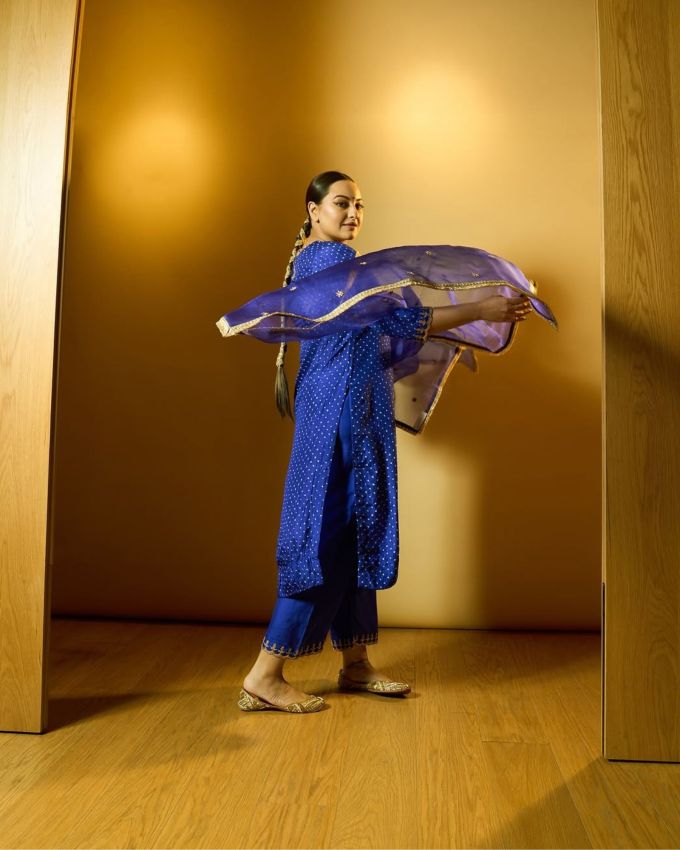 <strong>સોનાક્ષી સિંહા ફેશન ટિપ્સ : </strong>બ્લ્યુ આઉટફિટ સાથે મેચિંગ બ્લ્યુ દુપટ્ટા સાથે લેયર કરીને રોયલ લુક ધારણ કર્યો છે. ડિટેલિંગ ગોલ્ડન વર્ક સાથે દુપટ્ટા જોવા મળે છે. સોનાક્ષીનું આ લુક એલિગન્ટ છે.આ આઉટફિટ પંજાબી વાઇબ્સ આપે છે.