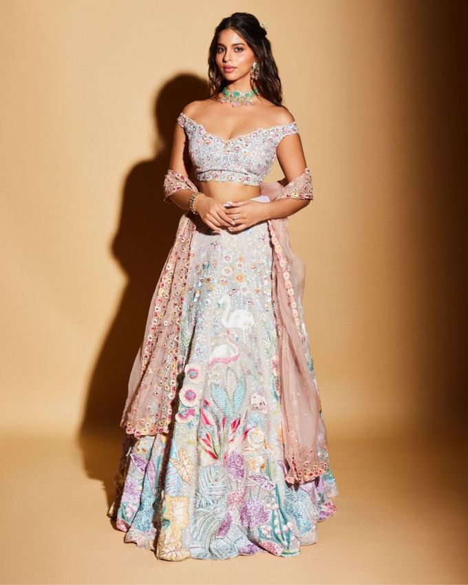 <strong>સુહાના ખાન ફેશન :</strong> <a href="https://gujarati.indianexpress.com/about/suhana-khan/" data-type="URL" data-id="https://gujarati.indianexpress.com/about/suhana-khan/">સુહાના ખાન</a>એ તાજેતરમાં જ પેસ્ટલ બ્લ્યુ અને પિન્ક લહેંગા પહેર્યો હતો. લહેંગાએ પ્યોર આર્ટિસ્ટિક પીસ છે અને હાથથી એમ્બ્રોઇડરી કરેલી ફ્લેમિંગો ડિઝાઇન ટચ સાથે ફ્લોરલ થીમ્સનનુ કોમ્બિનેશન કરવામાં આવ્યું છે. આ લુક સંગીત નાઈટ માટે બેસ્ટ છે.