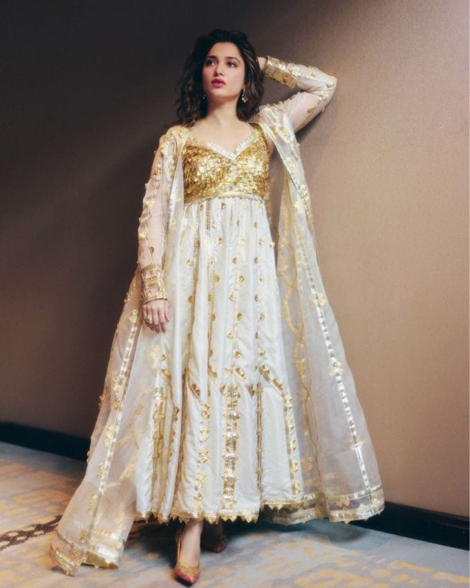 <strong>તમન્ના ભાટિયા મેકઅપ :</strong> તમન્ના ભાટિયાના મેકઅપની વાત કરીયે તો તેણે તેના સ્કિન ટોન મુજબ મિનિમલિસ્ટિક મેકઅપ પસંદ કર્યો છે, તેણે વાઈટ અને ગોલ્ડન આઉટફિટ પર રેડ લિપસ્ટિક, રેડ બ્લશ, આઈશેડો, મસ્કરા, આઈલાઇનર અને હાઈલાઈટર સાથે લુક કંપ્લીટ કર્યો છે.