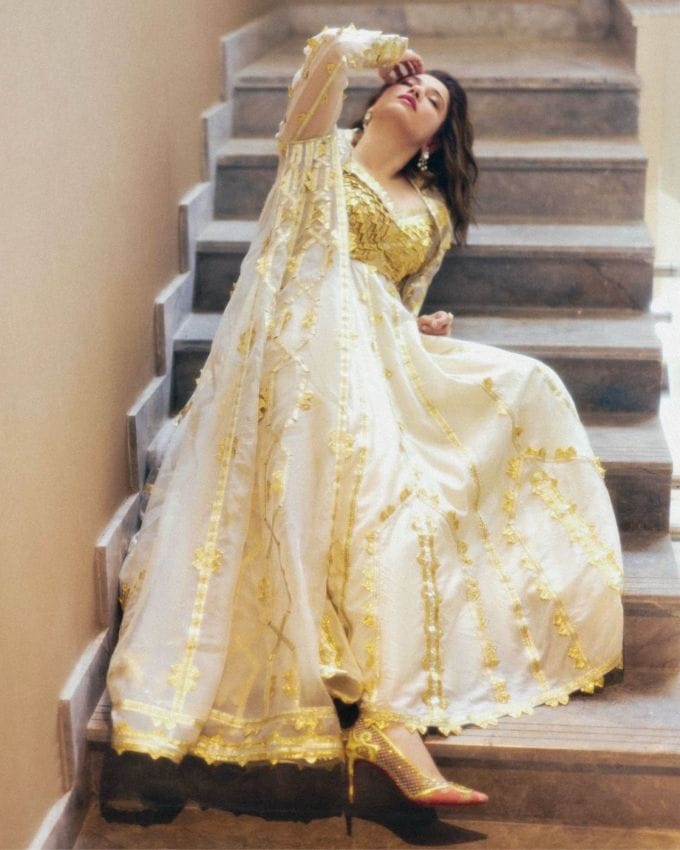 <strong>તમન્ના ભાટિયા એક્સેસરીઝ :</strong> તમન્ના ભાટિયાની એક્સેસરીઝની વાત કરીયે તો હાથમાં રિંગ, કાનમાં વાઈટ ડાયમન્ડ વાળી લોન્ગ ઈયરિંગ્સ પસંદ કરી છે. જે તેના લુકને એલિગન્ટ ટચ આપે છે, આ ઉપરાંત તેણે ગોલ્ડન ડાયમન્ડ વાળી હિલ મોજડી સાથે લુક કંપ્લીટ કર્યો છે.