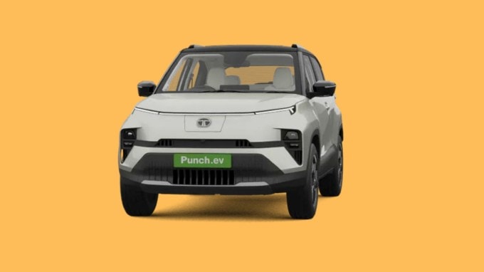 <strong>ટાટા અને એમજી કાર કેમ વેચાય રહી છે</strong><br>ભારતમાં આ બંને કાર કંપનીઓ ગ્રાહકોની જરૂરિયાતને ધ્યાનમાં રાખીને ગાડીઓ ડિઝાઈન કરી રહી છે. માત્ર આટલું જ નહીં, તેમની નવી-નવી ઓફર્સ પણ ગ્રાહકોને પોતાની તરફ આકર્ષિત કરવામાં સફળ સાબિત થઈ છે. ટાટા અને એમજી એ બજેટ પ્રાઈસ પર ફોકસ કરતા ગ્રાહકોને પોતાની તરફ આકર્ષિત કરવાની કોશિશ કરી છે. MG Comet તો 4.99 લાખ રૂપિયાની પ્રાઈસ ટેગમાં ઉપલબ્ધ છે પરંતુ તે બેટરી વિના આવે છે. (તસવીર: Tatamotor)