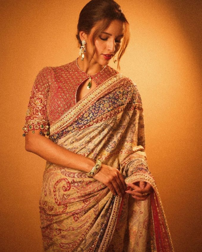 <strong>તૃપ્તિ ડીમરી સાડી ફેશન </strong>: તૃપ્તિ ડીમરી તેના સોશિયલ મીડિયા પર ખાસ સાડીમાં વધારે ફોટોઝ શેર કરે છે જે ખુબજ એલિગન્ટ ફોટોઝ છે અને ફેન્સને હંમેશા પ્રભાવિત કરે છે અહીં તૃપ્તિ ડીમરીના કેટલાક સાડી લુક વિશે ડિટેલમાં ચર્ચા કરી છે.